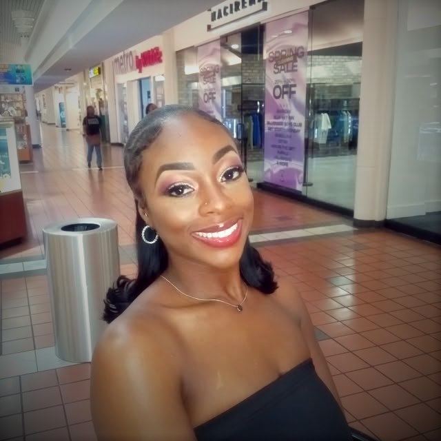 Bronzed glow with a defined lip